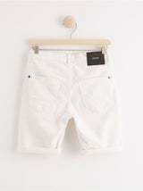 Narrow fit, hvide denim shorts
