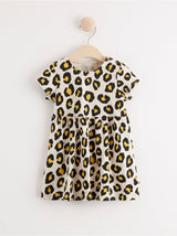Kort ærmet leopardmønstret kjole