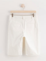 Hvide lange shorts