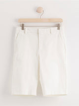Hvide lange shorts