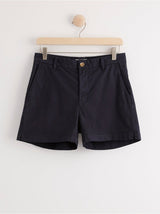 Marineblå chino shorts