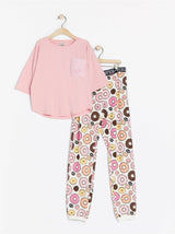 Pyjamas med lyserød top og mønstrede bukser