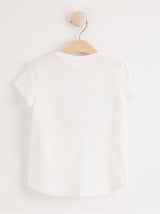 Hvid t-shirt med et mønsterhjerte