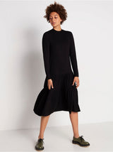 Langærmet sort kjole