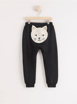Sorte bukser med katte applikation