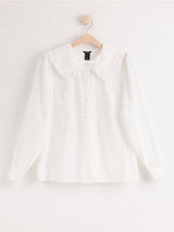 Hvid bluse med bred krave