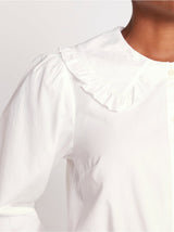 Hvid bluse med bred krave