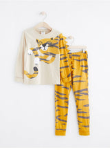 Gul pyjamas med tiger print