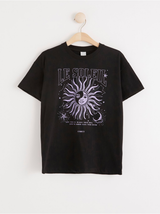 T-shirt med sol og måne print