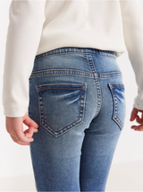 SARA slim regular waist jeans med applique på knæerne