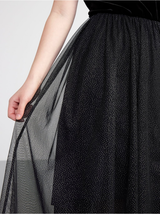 High-low kjole med mesh nederdel