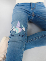 SARA slim regular waist jeans med embrodiering på knæerne