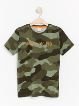 T-shirt med camouflage mønster