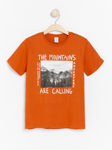 Orange t-shirt med billede print