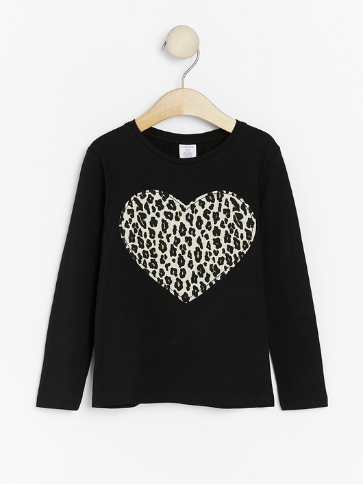 Sort bluse med leopard printede hjerter