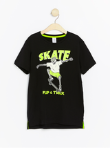 Sort t-shirt med neon skate print