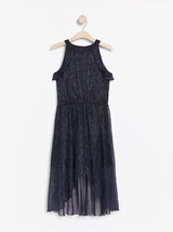 Glitrende mørkeblå chiffon kjole