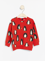 Rød trøje med pingvinmønster