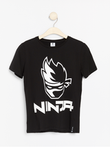 Sort t-shirt med Ninja print