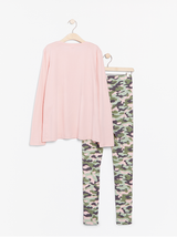 Nattøj med lyserød top og camouflage mønstrede bukser