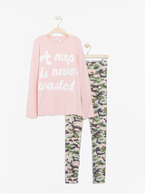Nattøj med lyserød top og camouflage mønstrede bukser