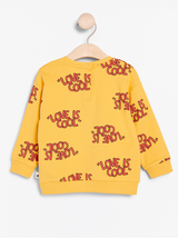 Gul sweater med tekst print