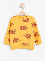 Gul sweater med tekst print