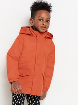 Mørk orange jakke med dyre ansigt på hætte