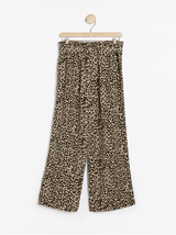 Loose fit leopard mønstrede bukser med bælte