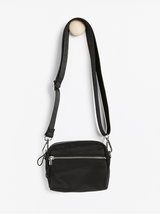 Lille sort taske med bred skulderstrop