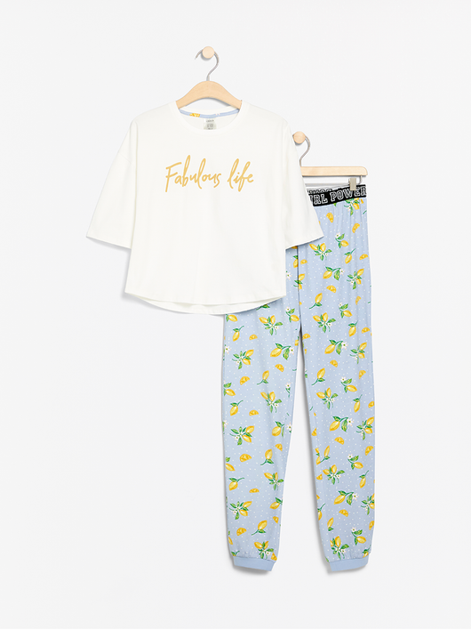 Pyjamas med hvid top og citron mønstrede bukser