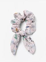 Blomstret scrunchie med sløjfe