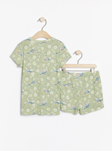 Lysegrønne pyjamas med blomster- og fuglemønster